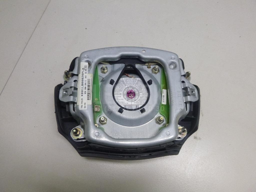 Подушка безопасности в рулевое колесо