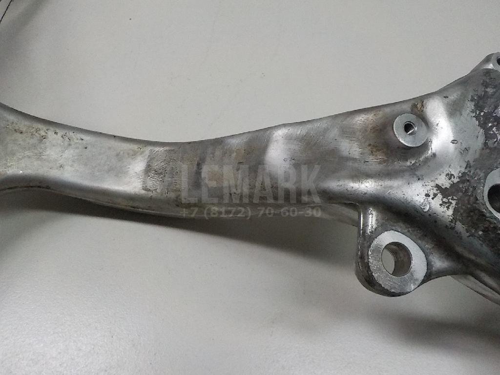 Кулак поворотный передний правый