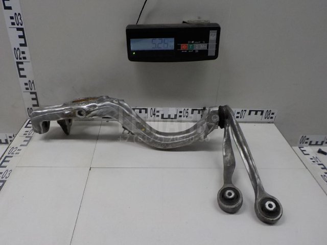 Кулак поворотный передний правый