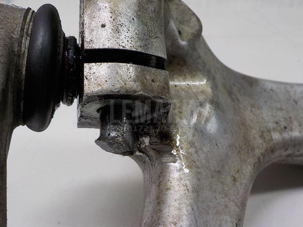 Кулак поворотный передний правый