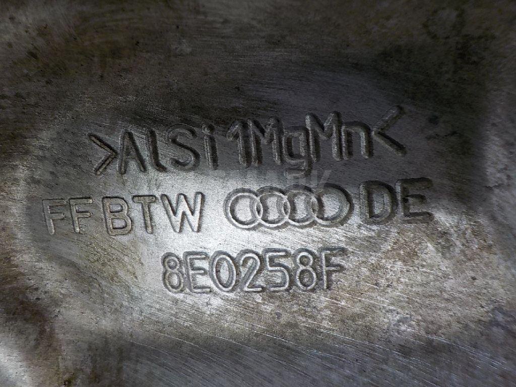 Кулак поворотный передний правый