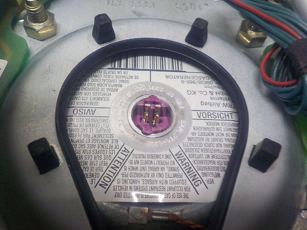 Подушка безопасности в рулевое колесо