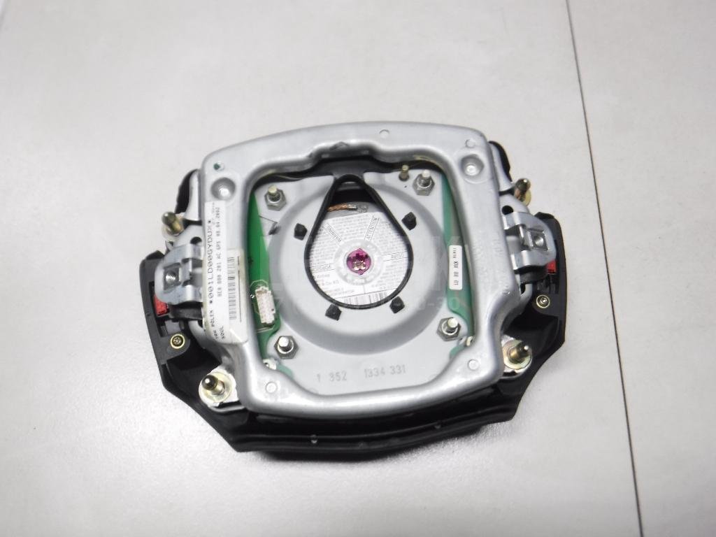 Подушка безопасности в рулевое колесо