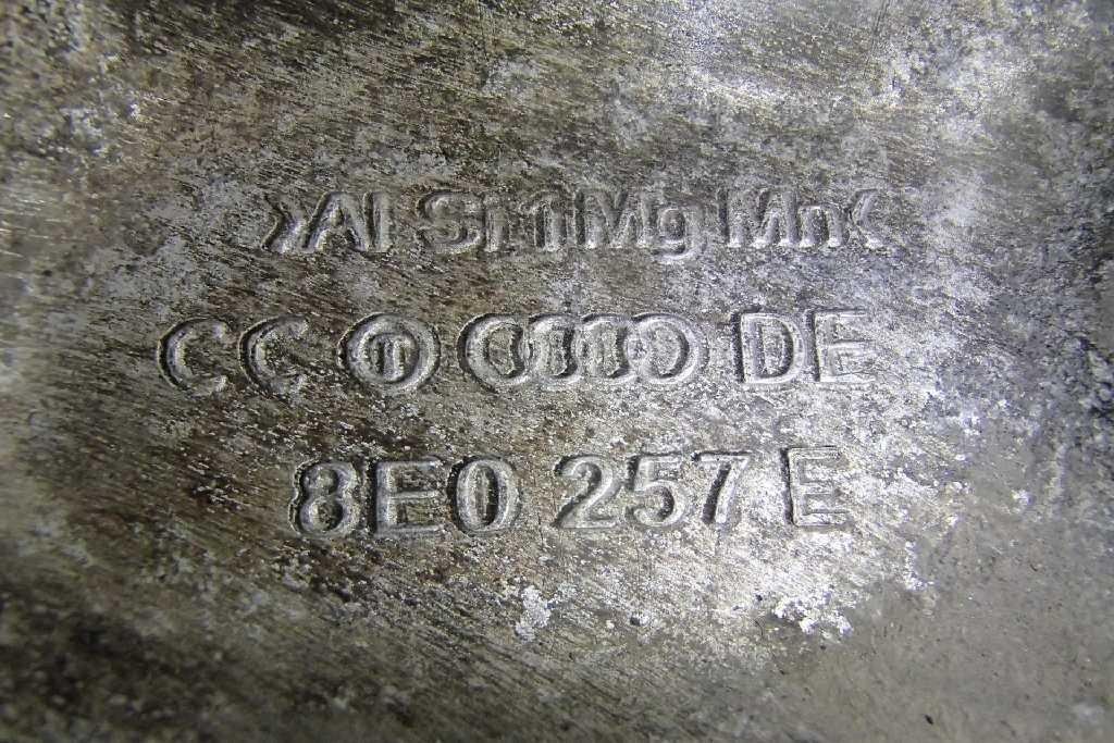 Кулак поворотный передний левый