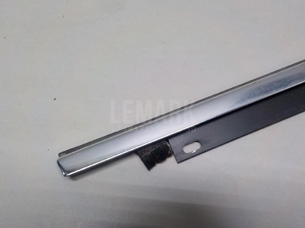 Накладка стекла переднего правого