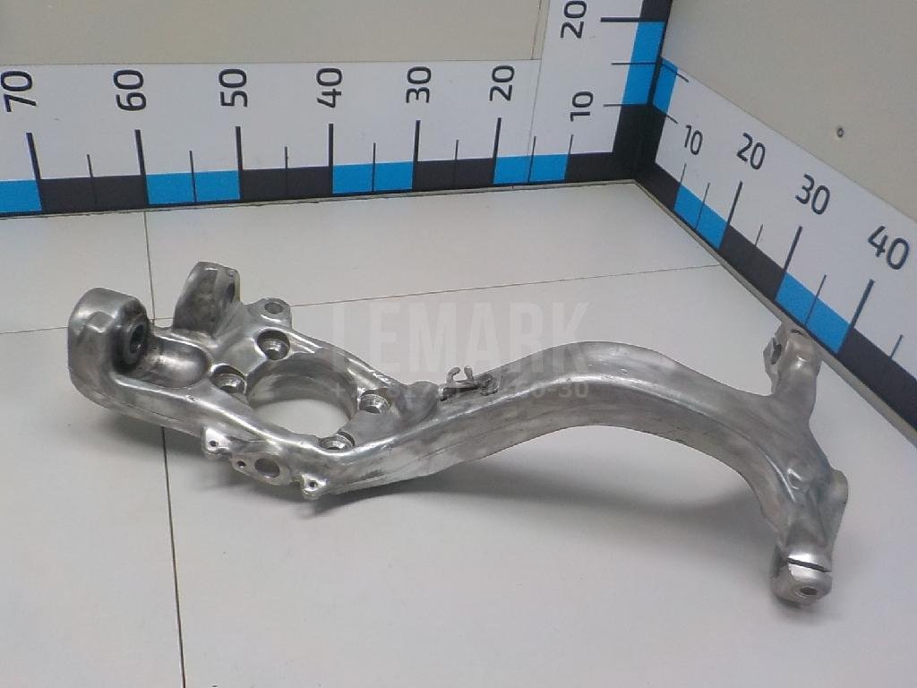 Кулак поворотный передний левый