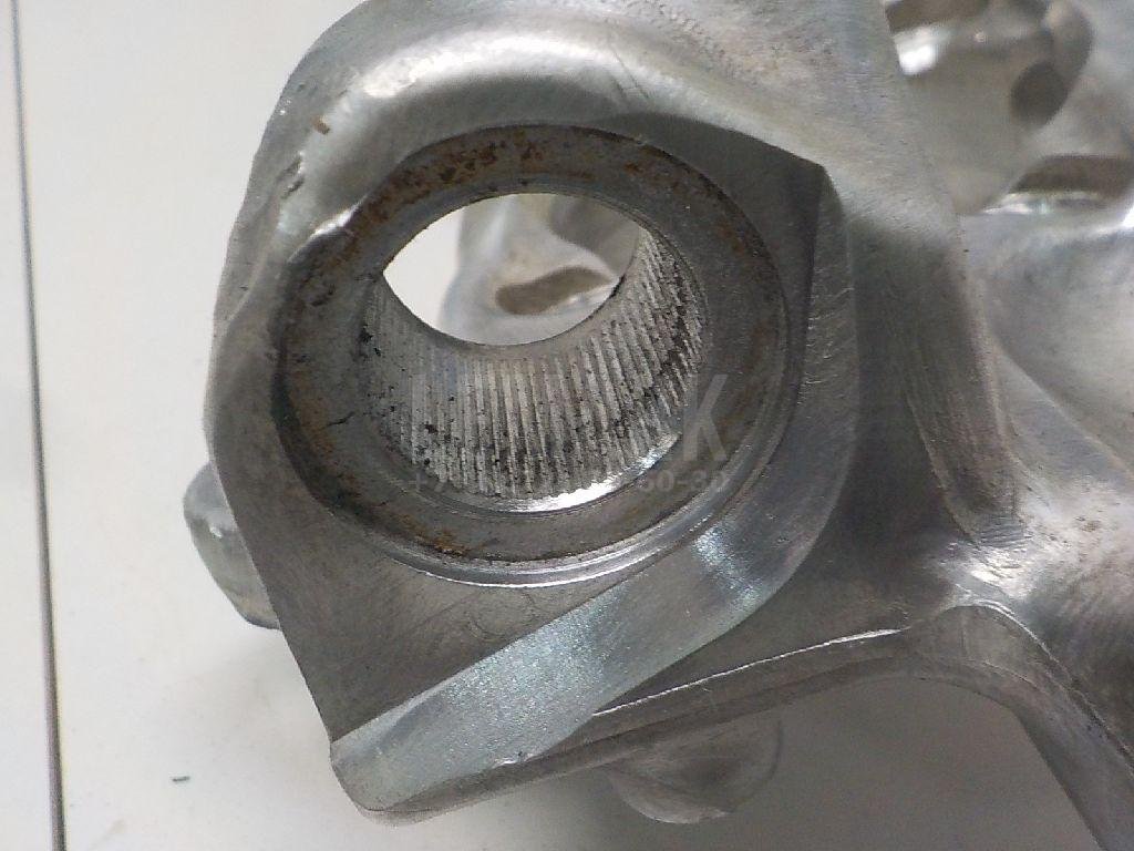 Кулак поворотный передний левый