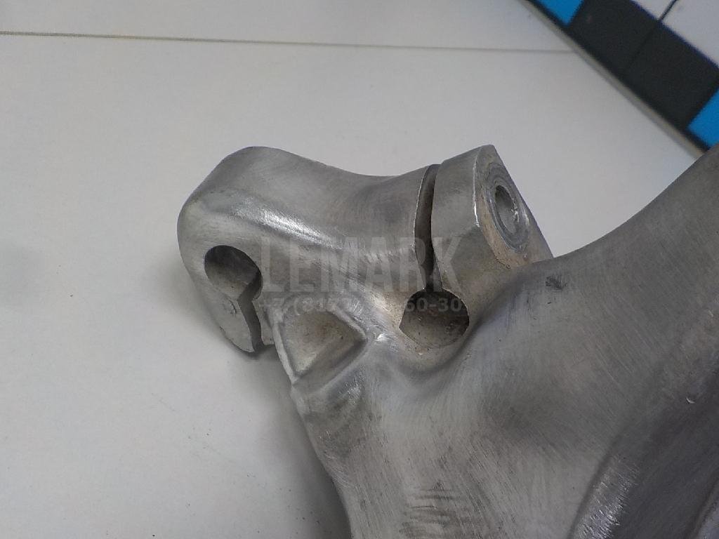 Кулак поворотный передний левый