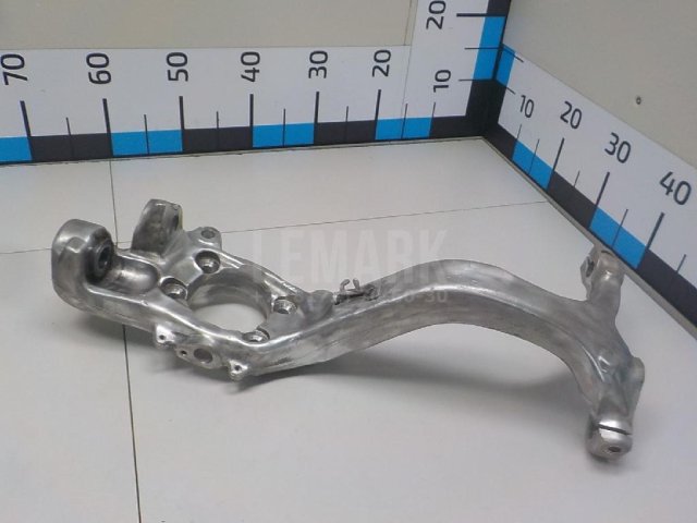 Кулак поворотный передний левый