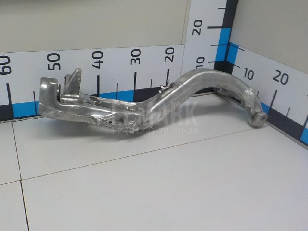 Кулак поворотный передний левый