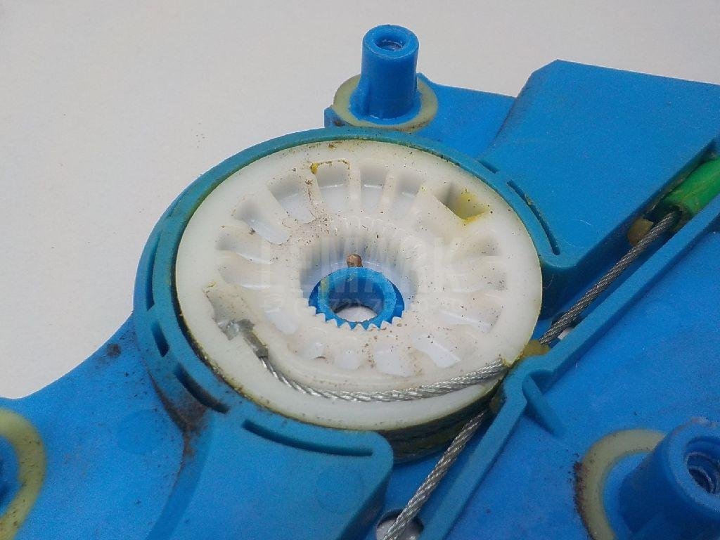 Стеклоподъемник электр. задний правый