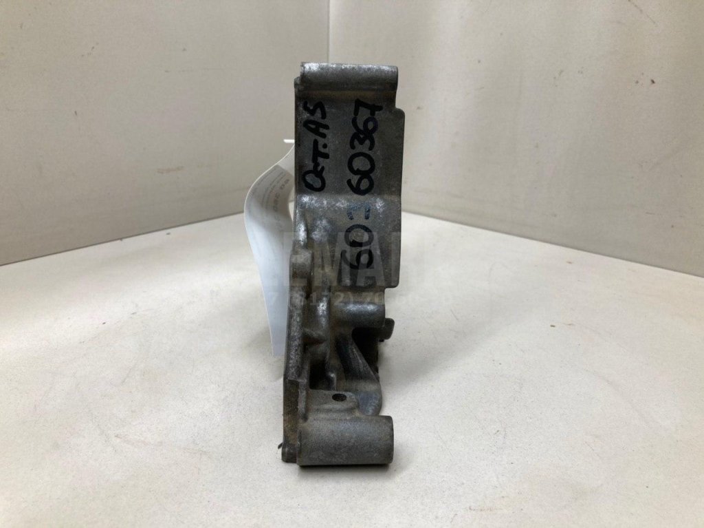 Крышка двигателя передняя