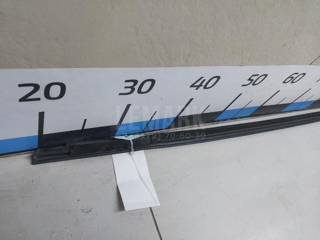 Накладка стекла переднего правого