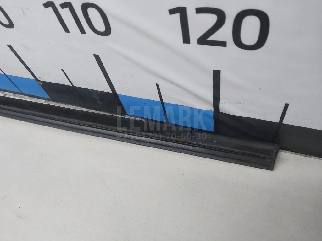 Накладка стекла переднего правого