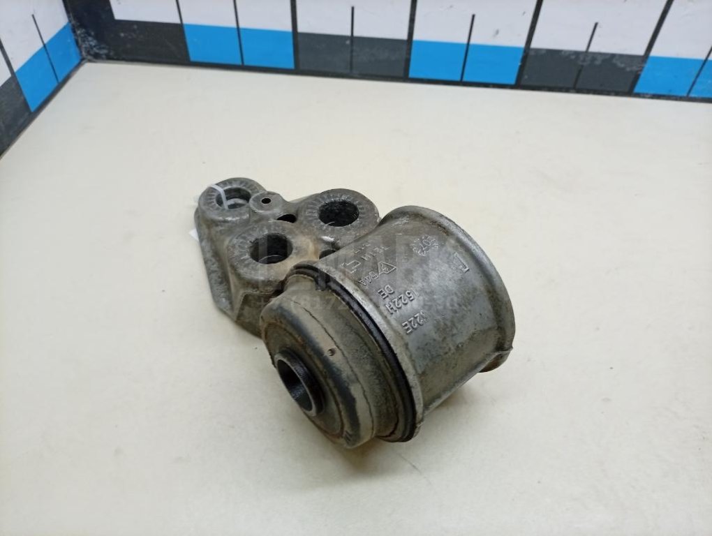 Сайлентблок задней балки левый