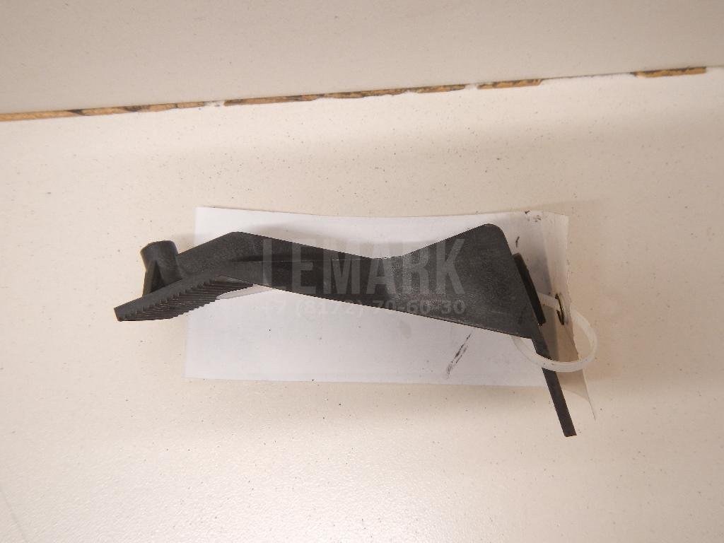 Кронштейн усилителя переднего бампера правый