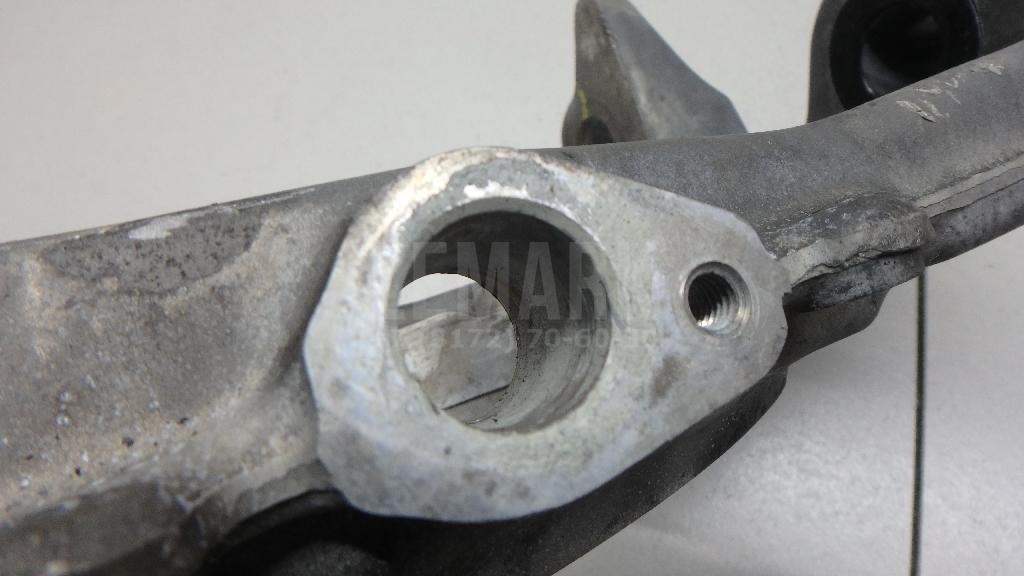 Кулак поворотный передний правый