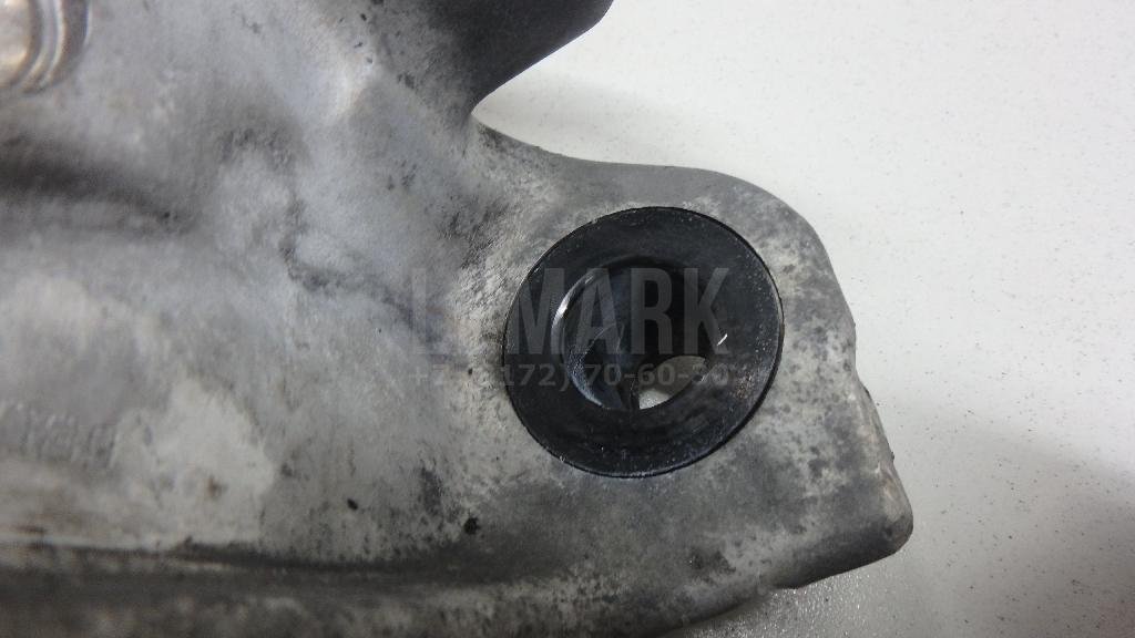 Кулак поворотный передний правый