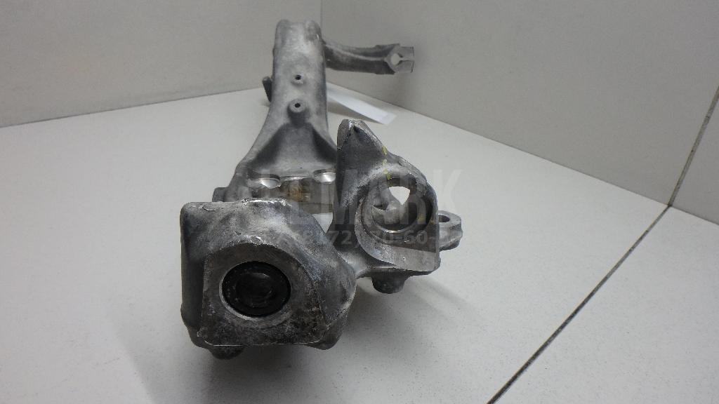 Кулак поворотный передний правый