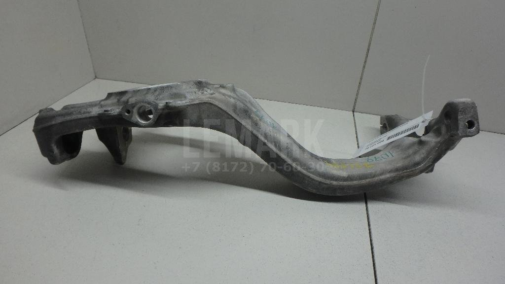 Кулак поворотный передний правый