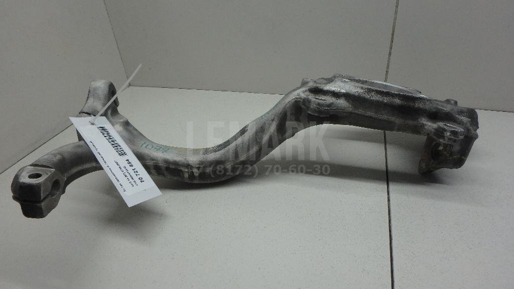 Кулак поворотный передний правый