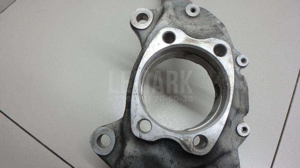 Кулак поворотный передний правый