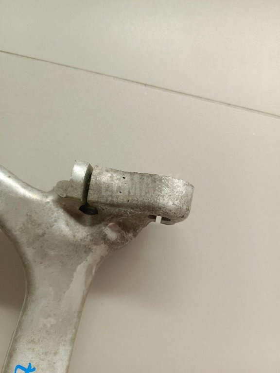 Кулак поворотный передний правый