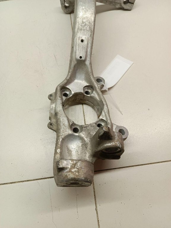 Кулак поворотный передний правый