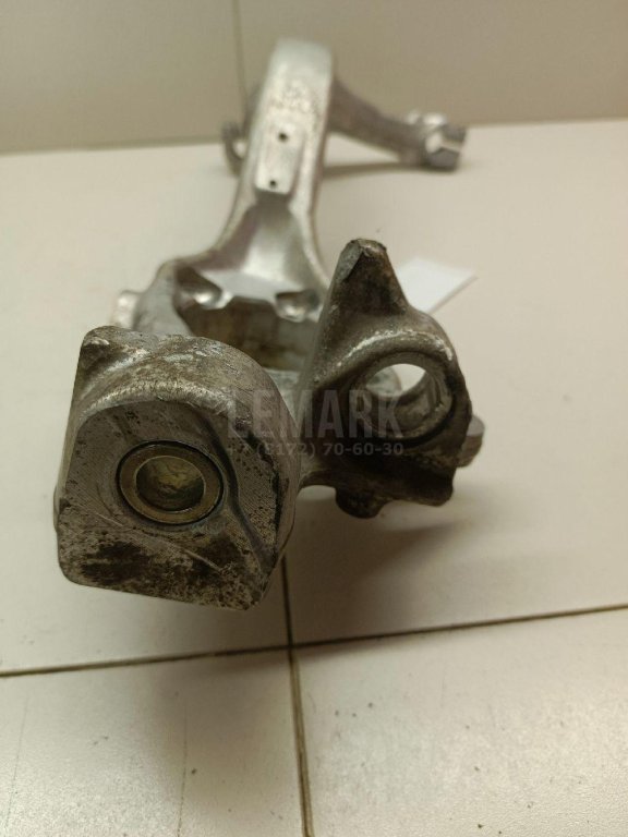 Кулак поворотный передний правый