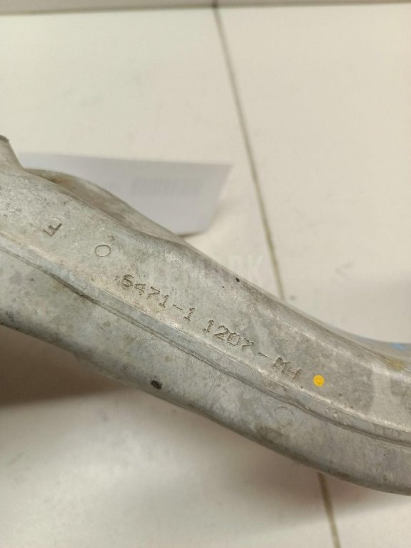 Кулак поворотный передний правый