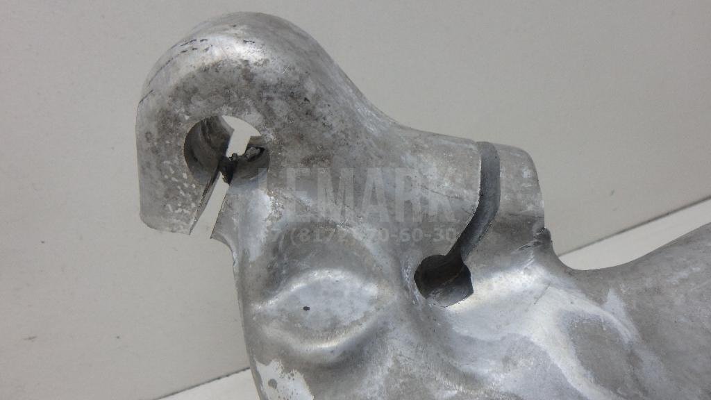 Кулак поворотный передний левый