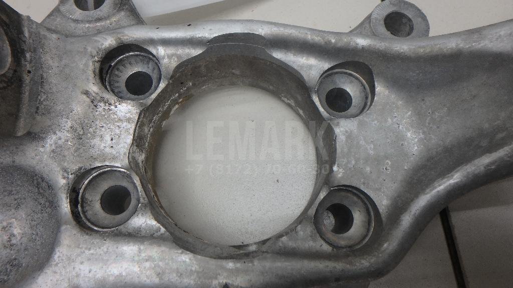 Кулак поворотный передний левый