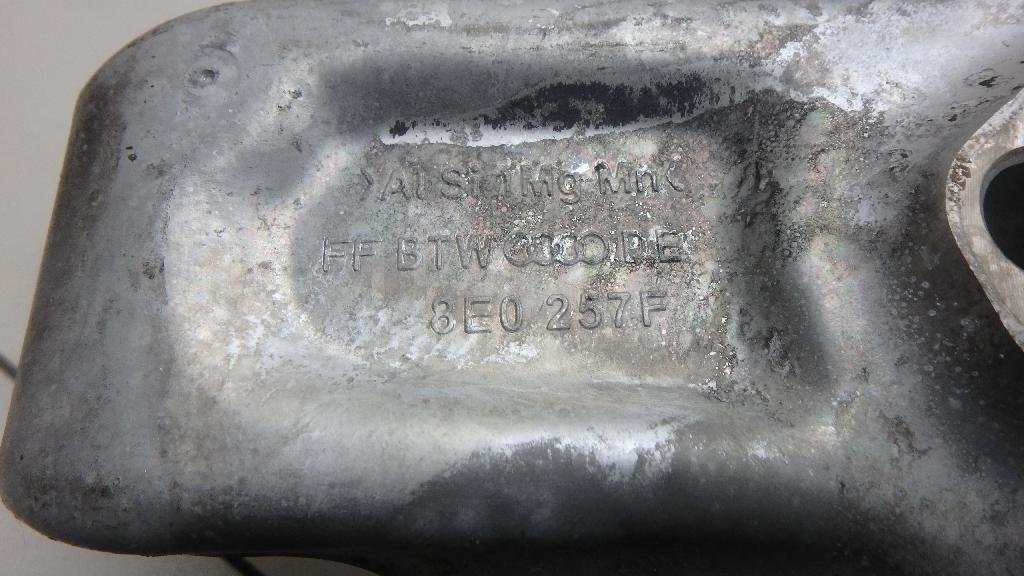 Кулак поворотный передний левый