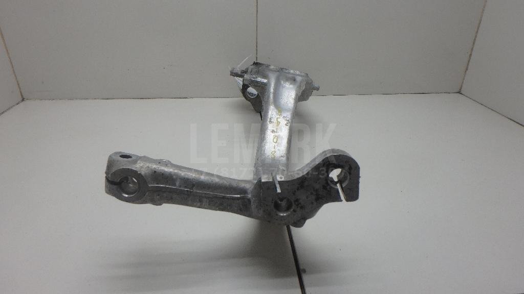 Кулак поворотный передний левый