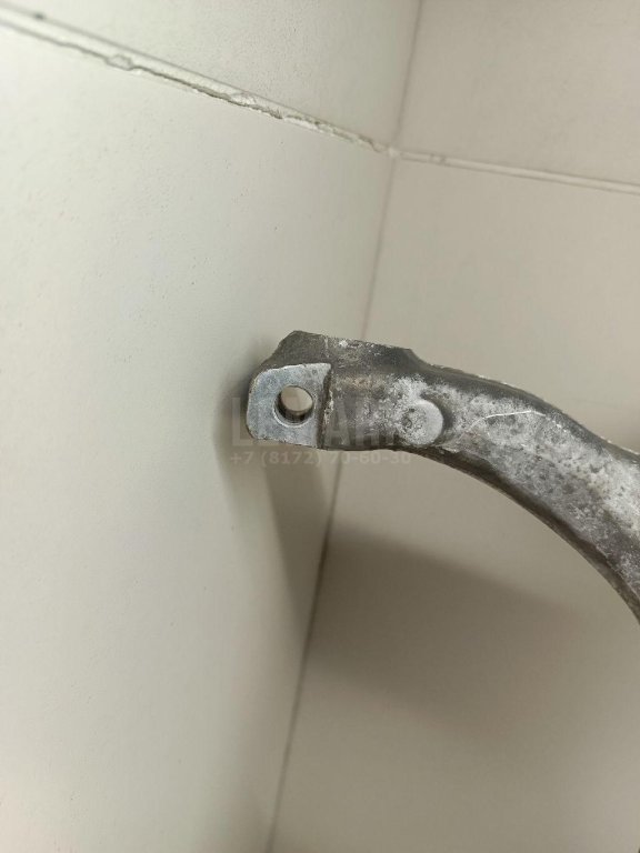 Кулак поворотный передний левый