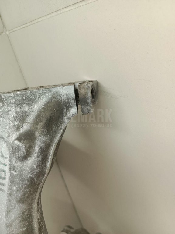 Кулак поворотный передний левый