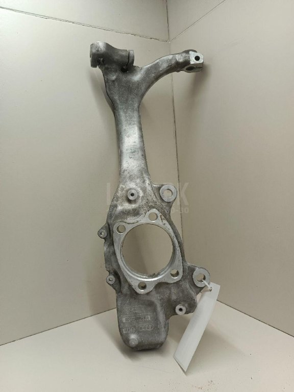 Кулак поворотный передний левый