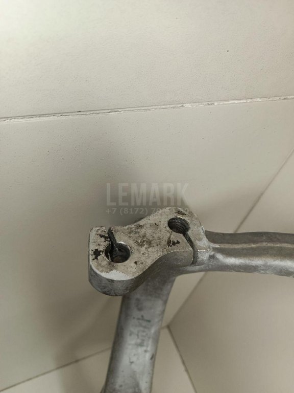 Кулак поворотный передний левый