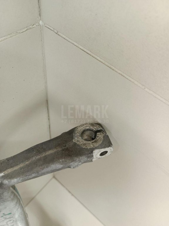 Кулак поворотный передний левый