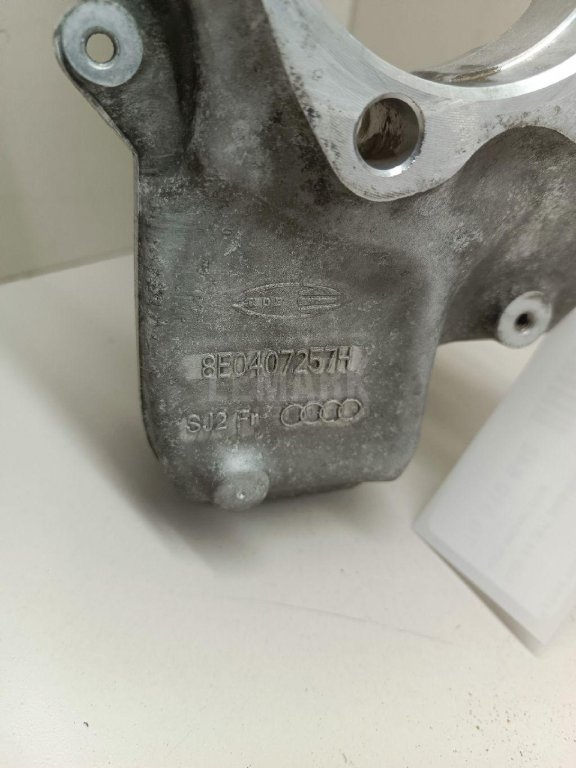 Кулак поворотный передний левый