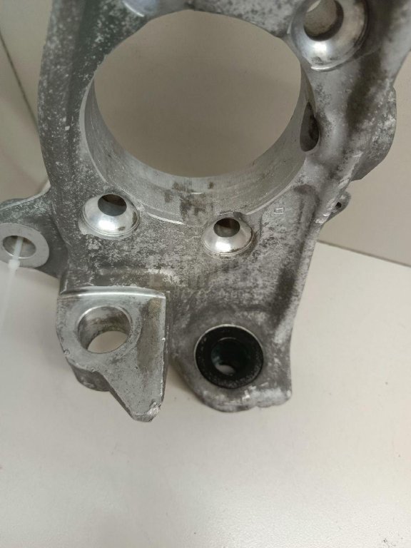 Кулак поворотный передний левый