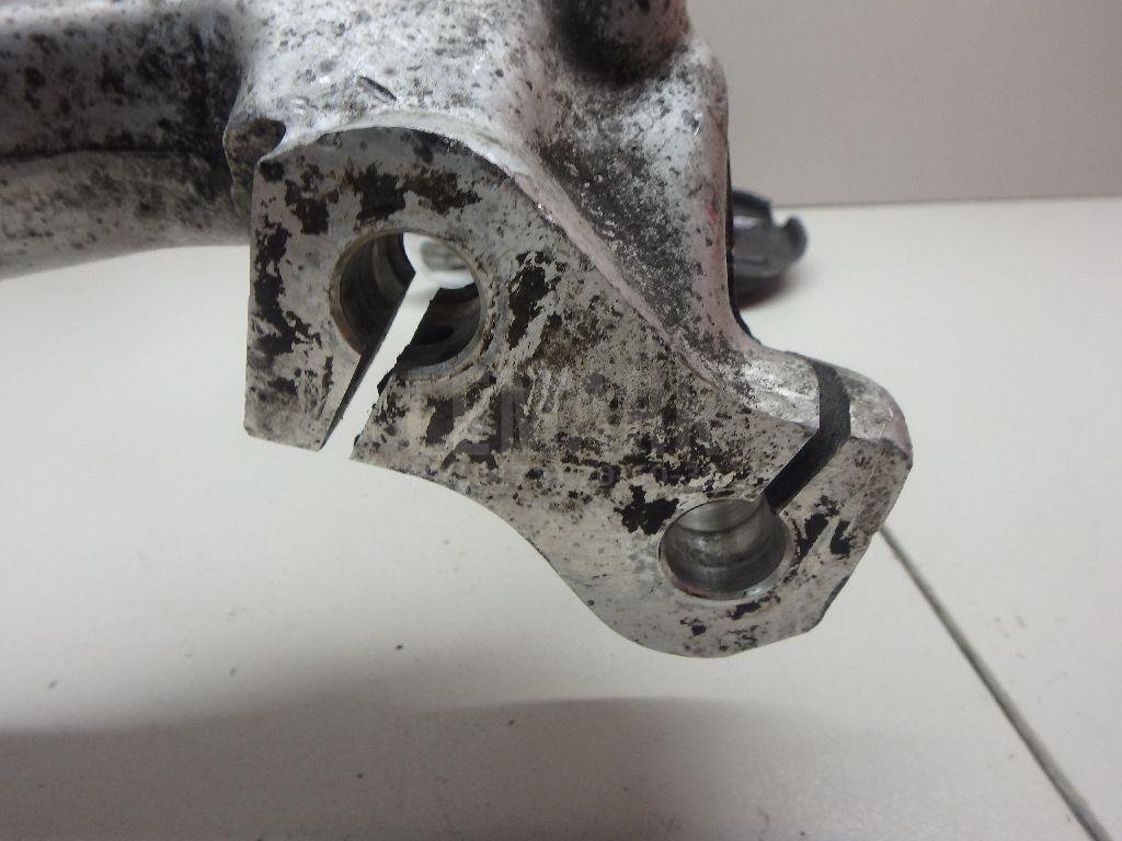 Кулак поворотный передний правый