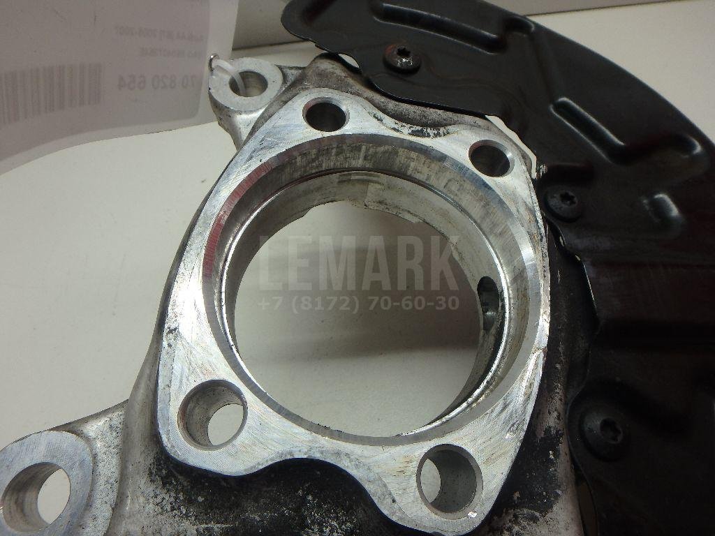 Кулак поворотный передний правый