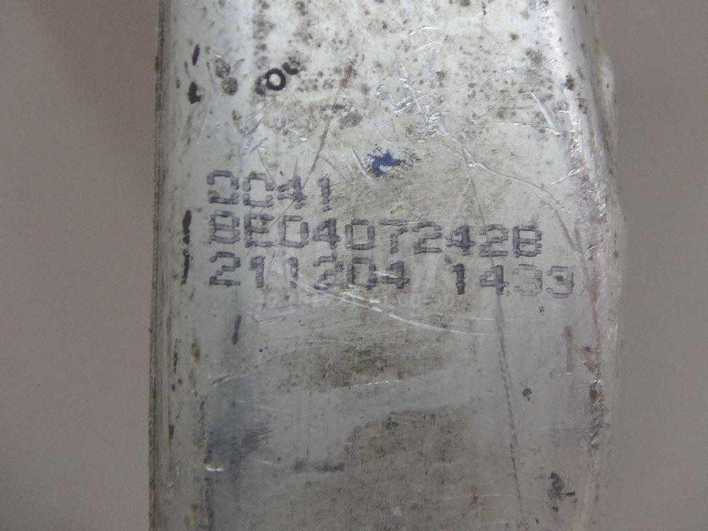 Кулак поворотный передний правый