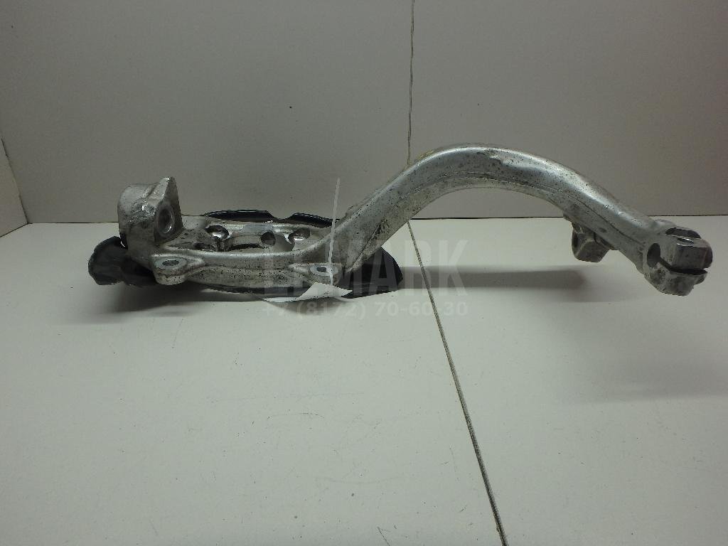 Кулак поворотный передний правый