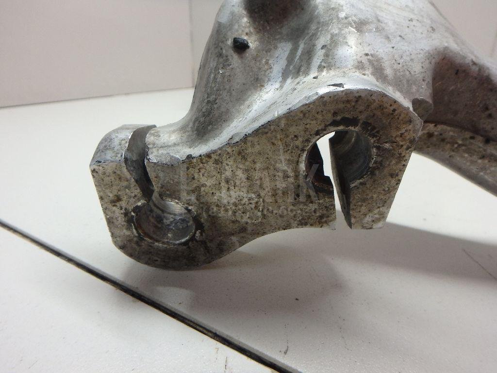 Кулак поворотный передний левый