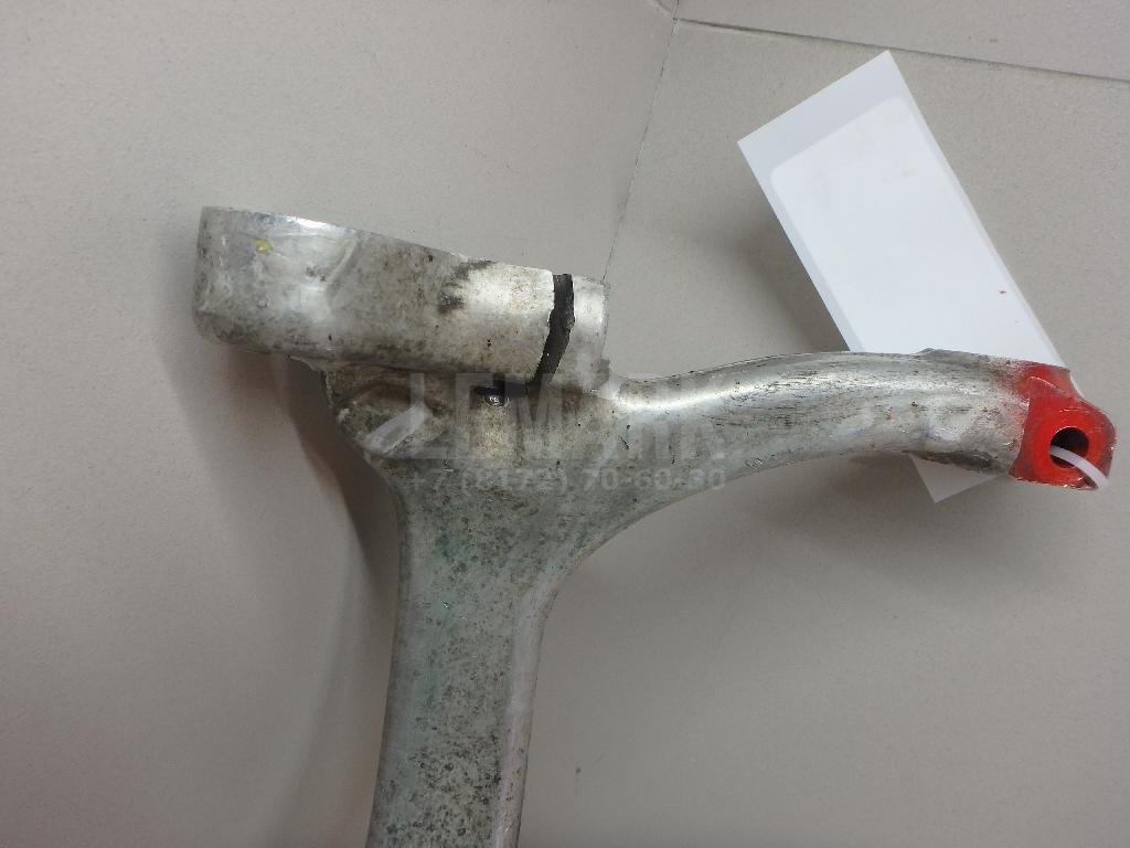 Кулак поворотный передний левый