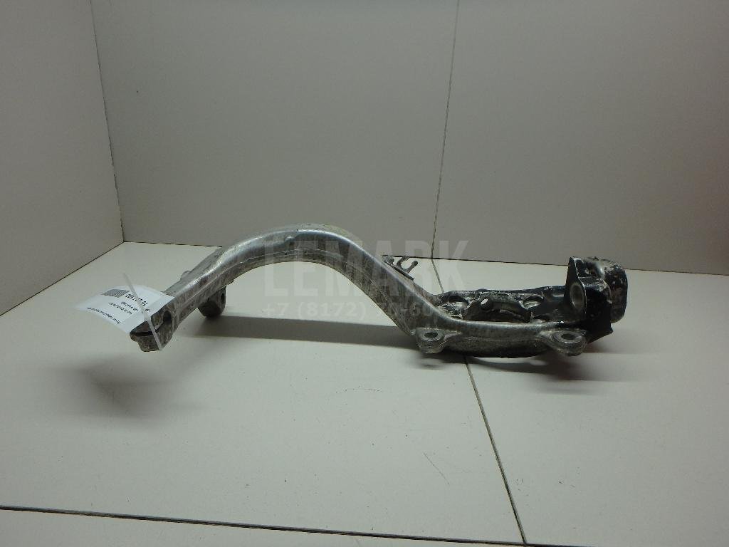 Кулак поворотный передний левый