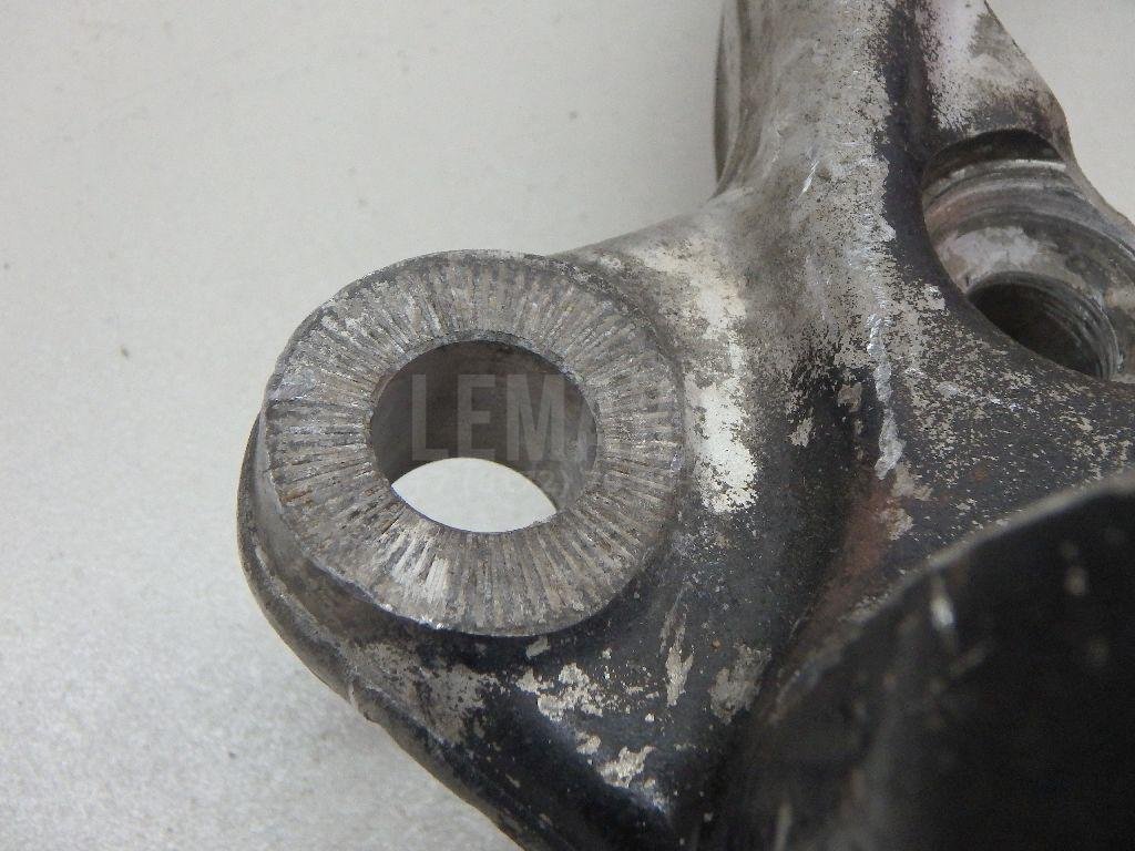 Кулак поворотный передний левый