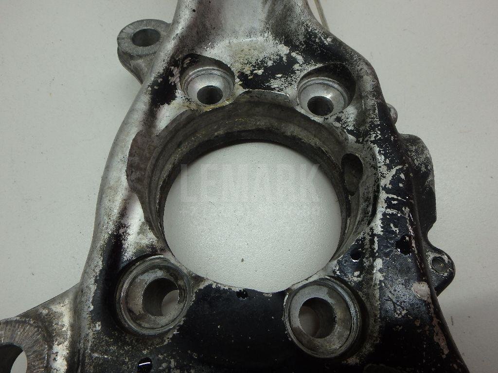 Кулак поворотный передний левый